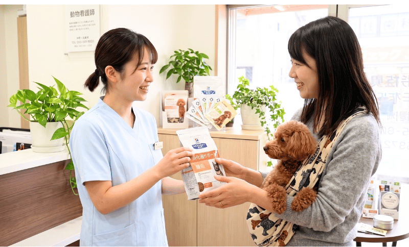 病院でフードをもらう飼い主